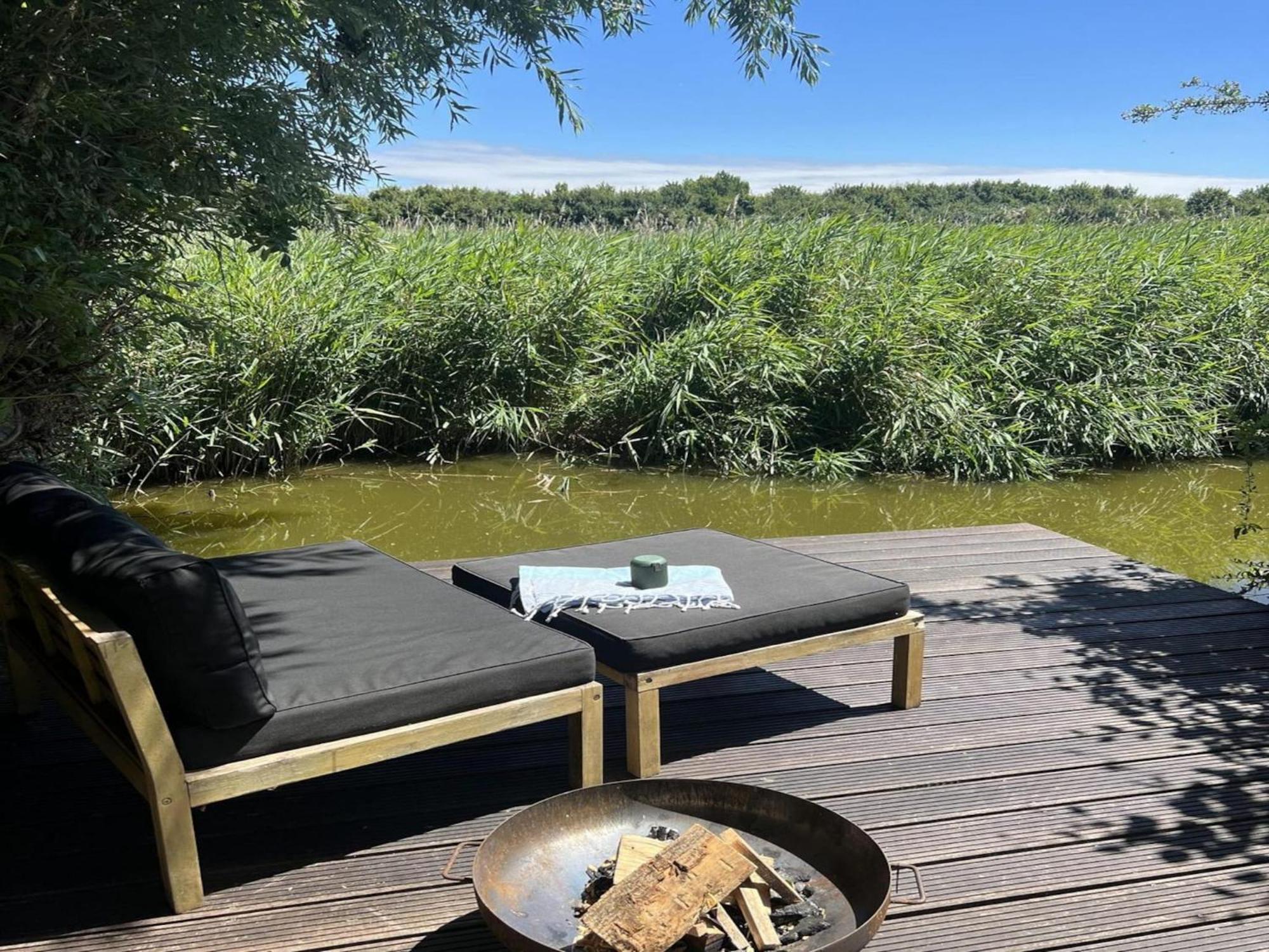 Waterside With Terrace Vakantiehuis