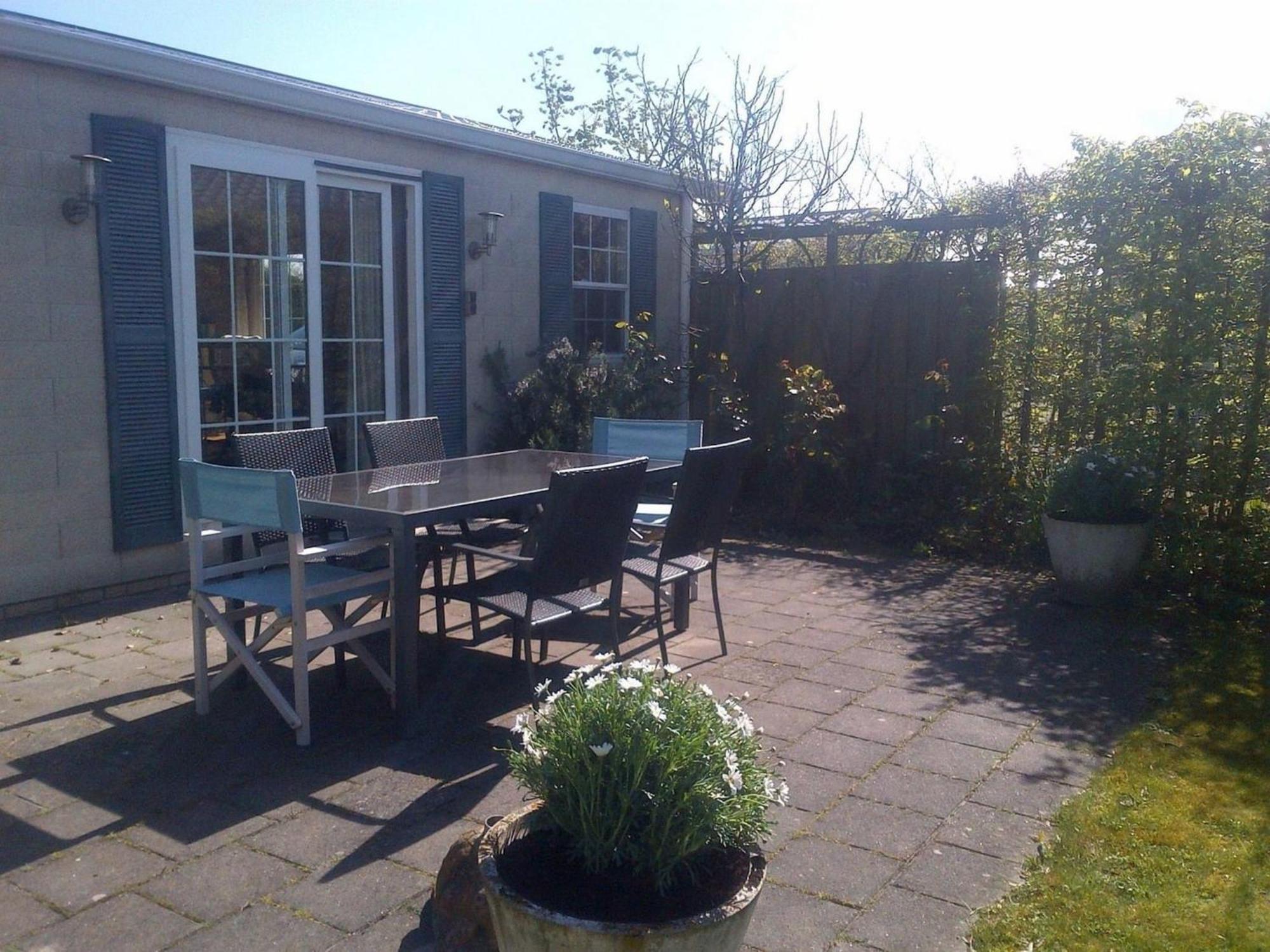 Waterside With Terrace Vakantiehuis