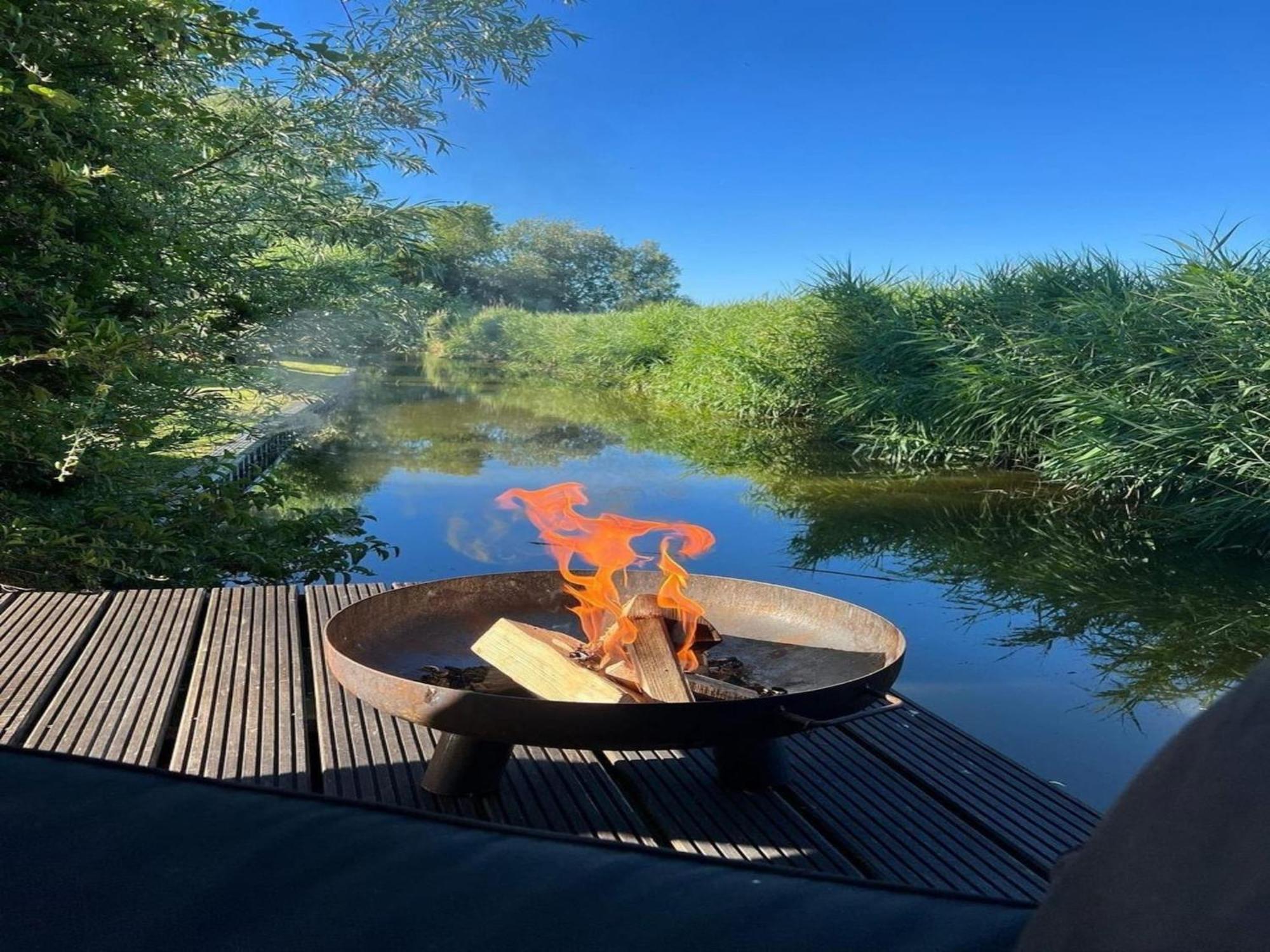 Waterside With Terrace Vakantiehuis